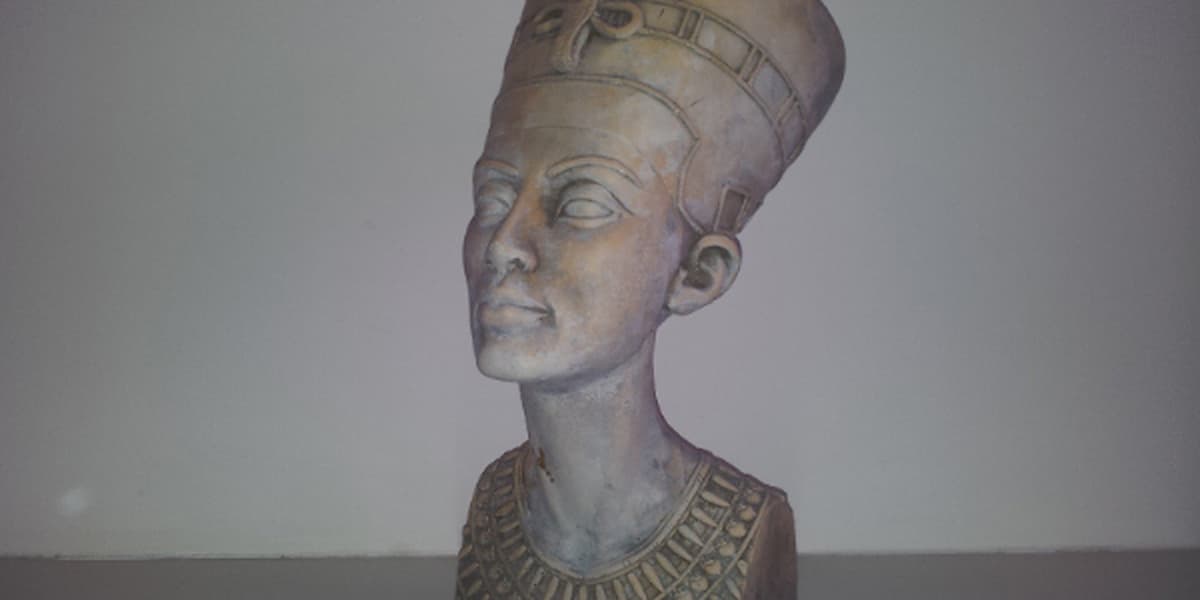 Néfertiti, grande femme royale d’Amenothep IV